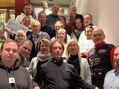 Fanden sich zur Preisverleihung zum Stadtradeln 2022 im Emder Rummel zusammen: Sieger, Platzierte, Sponsoren und Stadt-Mitarbeiter.