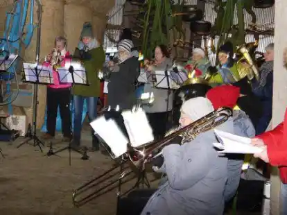 Lebendiger Adventskalender in Schenum: Der Posaunenchor spielt Weihnachtslieder.