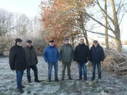 In den letzten Wochen wurde eine Benjeshecke angelegt, die nun der Vorstand mit Ludgerd L&uuml;ske (v.l.), Heinrich Lamping, Werner Michalski, Theo Bruns und Albert Westermann B&uuml;rgermeister Witali Bastian (Zweiter v.r.) erl&auml;uterte.