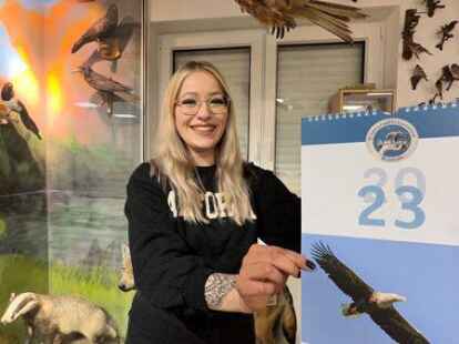 Pr&auml;sentiert den neuen Jahreskalender der Wildtierauffangstation Rastede: Tierpflegerin Naemi Breier.