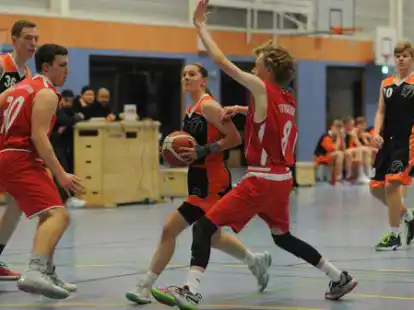 Die U 18 des SV Brake (am Ball) besiegte Oldersum.