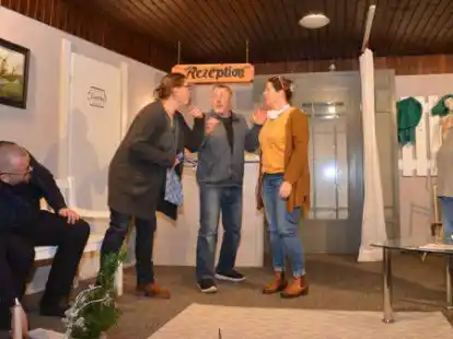 Die Proben laufen: Am 20. Januar 2023 feiert die Speelkoppel Waddewarden Premiere mit dem St&uuml;ck &bdquo;Kurhotel Dieksiel&ldquo;.