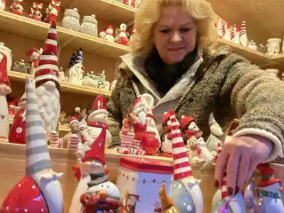 Wichtel, Schnee- und Weihnachtsm&auml;nner: Die Keramikfiguren am Stand der Manufaktur Lichtbogen (mit Verk&auml;uferin Insa Rother) sind ein Blickfang.