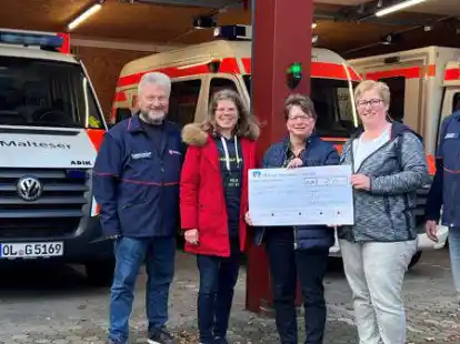 Vor der Spenden&uuml;bergabe: (von links) J&uuml;rgen Lueken (Malteser), Corinna Hagen, Anja Schnell, Manuela D&uuml;ssmann (alle im Vorstand  des Heimatvereins) und Malteser-Ortsbeauftragter Norbert Tenkhoff.