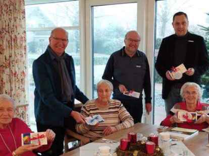 Besuch im Pflegebutler in Apen: Die Seniorenbeiratsmitglieder Albrecht Krause und Reinhard Glaffig sowie B&uuml;rgermeister Matthias Huber und einige Bewohner.