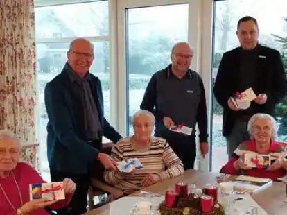 Besuch im Pflegebutler in Apen: Die Seniorenbeiratsmitglieder Albrecht Krause und Reinhard Glaffig sowie B&uuml;rgermeister Matthias Huber und einige Bewohner.