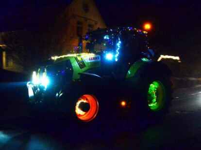 Leuchtende Trecker: Traktoren auf Adventsfahrt durch Berne