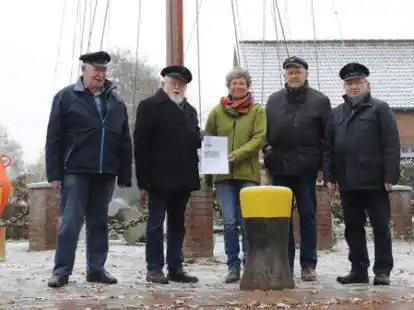 Bei der Mastanlage vor dem Fehnhaus des Moor- und Fehnmuseums Elisabethfehn wurde die Schenkungsurkunde &uuml;berreicht (von links): Heino Crame, Egon Bu&szlig;, Antje Hoffmann, Hans Eveslage und Hermann Eberlei.