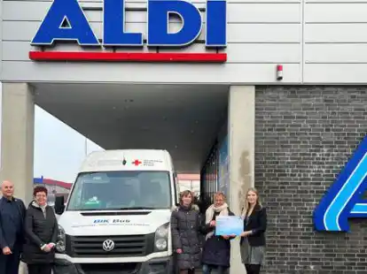 Die Aldi Regionalgesellschaft Hesel spendet insgesamt 10.000 Euro f&uuml;r K&auml;ltebusse in Leer und Oldenburg. Im Bild (v.l.): Tanja Hansen (DRK), Jens Strohbehn (Leiter Human Resources Aldi Hesel), Gerlinde Bruns, Kerstin Vierkant und Angelika Siemer (alle DRK) sowie Neele de Vries (Assistentin Leiter Human Resources Aldi Hesel).