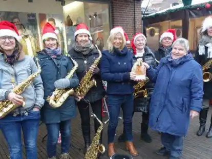 Die &bdquo;Weihnachtsm&uuml;tzen&ldquo; haben eine 500-Euro-Spende an die Leiterin der Suppenk&uuml;che der ev.-luth. Christuskirche Leer, Else Bierbrauer, &uuml;bergeben.