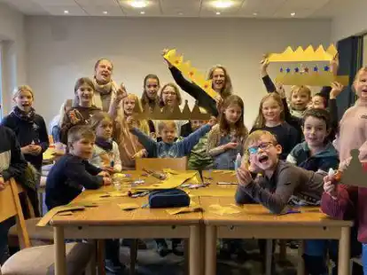 Mindestens 92 Kinder und Jugendliche sowie mindestens 37 Betreuer und Betreuerinnen, darunter Birte Karrasch (hinten, links) und Martina Lindemann (hinten, mitte), werden am 7. Januar als Sternsinger  von T&uuml;r zu T&uuml;r gehen.