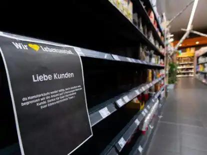 Nur noch wenige Packungen Mehl stehen in einem Regal in einem Supermarkt. Wegen der Hamsterk&auml;ufe wurde der Verkauf auf wenige Packungen pro Kunde beschr&auml;nkt.