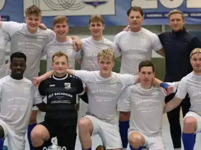 Nach 2019 wieder durchgesetzt beim Bachmann-Cup: das siegreiche Team der Borssumer mit ihrem Trainer Thilko Boekhoff (hinten, rechts).