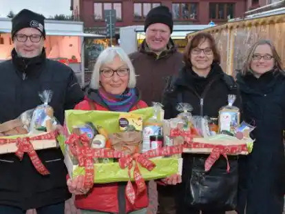 Das sind die Gewinner des Ganderkeseer Wochenmarkt-Quiz: (vordere Reihe von links) Ralf B&ouml;hm (2. Preis, er hat mit seiner Frau Veronika am Quiz teilgenommen), Hauptgewinnerin Marita Geerken und Yvonne Friese (3. Platz). Hinter ihr Marktbeschicker Stefan Bruns und Ganderkesees Wirtschaftsf&ouml;rderin Christa Linnemann.