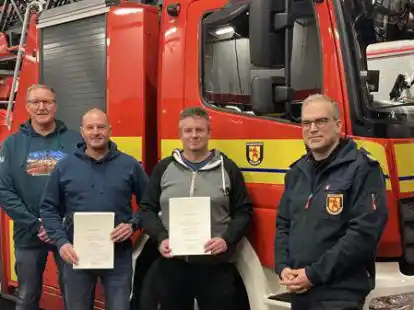 Die Fedderwarder Ortsfeuerwehr hat ein neues F&uuml;hrungsduo: Neuer Ortsbrandmeister ist seit dem 1. Dezember Dennis Petersen (Zweiter von links), sein Stellvertreter ist Fabian Jan&szlig;en (Zweiter von rechts). Ernannt wurden sie von Stadtbrandmeister Michael Feist (links) und dem Leiter der Berufsfeuerwehr, Josef Schun (rechts).