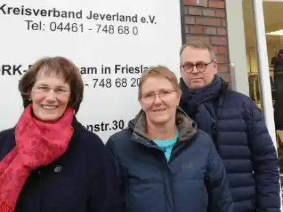 Zogen eine erfolgreiche Bilanz unter rund 25 Jahren Schulsanit&auml;ts-AG am Mariengymnasium Jever: (von links) &Auml;rztin Dr. Ute Schmitz, Hanna Peilst&ouml;cker (Koordinatorin Ganztagsbereich am Mariengymnasium) und DRK-Gesch&auml;ftsf&uuml;hrer Carl-Martin K&ouml;hler.