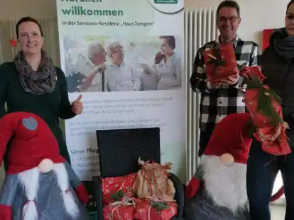 Das Team vom Blumenhaus Antje Bruns hat bereits mitgemacht bei der Aktion &bdquo;Wichteln gegen die Einsamkeit&ldquo;. Stefan Bruns und Mitarbeiterin Magdalena M&uuml;ller-Rostin (rechts) &uuml;bergaben im Haus Tongern Geschenke an die Einrichtungsleiterin Carina Mauritschat.
