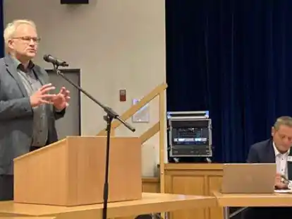 Dr. Jens Br&auml;unlich leitet die Long-Covid-Station im Klinikum in Emden. Er war im Ausschuss f&uuml;r Gesundheit und Pflege des Landkreises Aurich als Experte geladen.