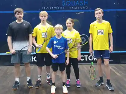 Griffen f&uuml;r die Jugendteams der Boast-Busters Jeverland in Hamburg zu den Schl&auml;gern: (von links) Ben Hampe, Tom Matzeschke, Pit Matzeschke, Marie Matzeschke und Roman Kuzki. Es fehlt Djamila Mussin.