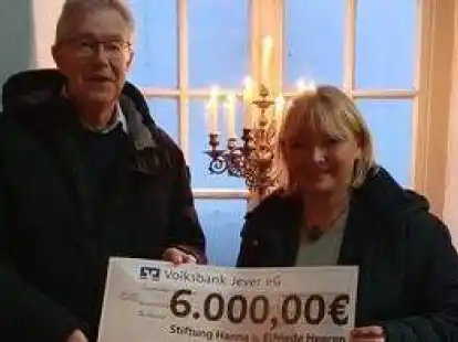 Hermann Neunaber &uuml;berreicht den symbolischen Scheck an Museumsleiterin Prof. Dr. Antje Sander.