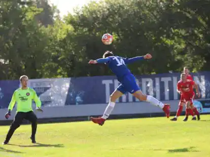 Gerade zu artistisch versucht Mirko Tempel, dem Ball per Kopf die entscheidende Richtung zu geben: Das Team von BW Borssum ist das Ma&szlig; aller Dinge in der Ostfrieslandliga.