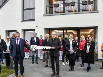 Mitarbeiter und G&auml;ste verfolgten die Schl&uuml;ssel&uuml;bergabe von Hartmut Kapels (vorn rechts) an Heiko Friedrichs. Die neue Einrichtungsleiterin ist Yvonne Albers.