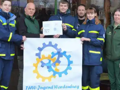 Spende von 750 Euro des Pflanzencenters Warnken an die Ortsjugend des THW Wardenburg, von links: Lennard Heutling (THW), Firmenchef J&uuml;rgen Warnken, Julian Struck, Stefan Opitz, Juliana Addicks (alle drei THW) und Mitarbeiterin Andrea Lohmann