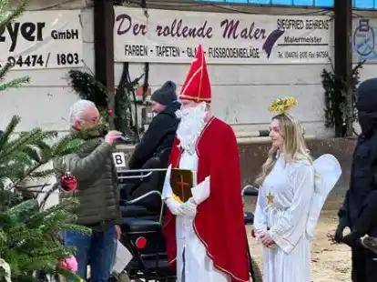 Am festlich geschm&uuml;ckten Weihnachtsbaum: Der Nikolaus und seine Gef&auml;hrten kamen mit der Kutsche angefahren.