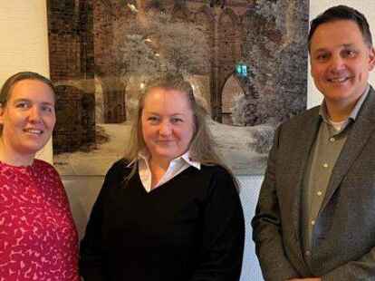 Das DRK hat der Gemeinde Hude aus dem DRK-Hilfsfonds 10.000 Euro zur Verf&uuml;gung gestellt. Dar&uuml;ber freuen sich: (von links) Ramona Dahms, Fachbereichsleiterin f&uuml;r den Bereich B&uuml;rgerdienste und Soziales, die Kreisgesch&auml;ftsf&uuml;hrerin des DRK-Kreisverbands Oldenburg-Land&nbsp;Grazina Urmonas und B&uuml;rgermeister J&ouml;rg Skatulla.