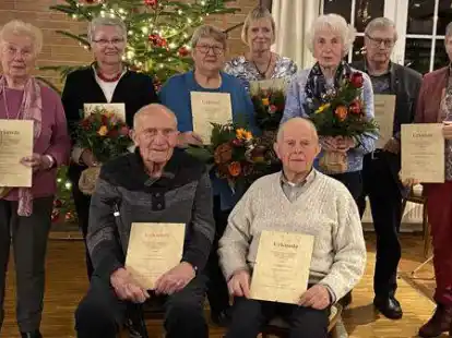 Seit Jahrzehnten beim Gemischten Chor &bdquo;Wilhelmslust&ldquo; Friedrichsfehn (stehend, von links): Gertrud Harms, Gerda Pieper, B&auml;rbel Freese, Annegret L&uuml;bbe-R&ouml;hrich, Erika Plassmeier, Werner Freese, Christiane Schlenck-Drinkert mit (vorn, sitzend:) Hugo Plassmeier und Wilfried Frerichs.