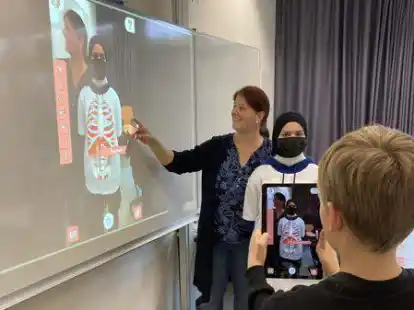 Moderner Biologieunterricht: Petra Sindermann (links) lehrt, w&auml;hrend Maes Alnejm (Mitte) das &bdquo;Magic-T-Shirt&ldquo; tr&auml;gt.