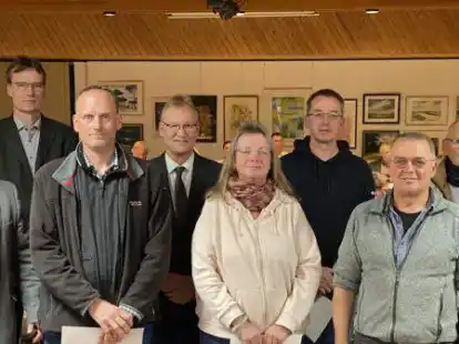 Da war alles noch Harmonie: Das Bild zeigt (von links) stellvertretenden Ratsvorsitzenden Stefan Lustig, Ratsvorsitzenden Johannes gro&szlig;e Beilage, Bezirksvorsteher Frank Otte, B&uuml;rgermeister Guido Heinisch und die Bezirksvorsteher Gabi Wahlers, Andreas Steinbach (ausgeschieden), Holger Witte und Dieter M&uuml;nning (ausgeschieden).