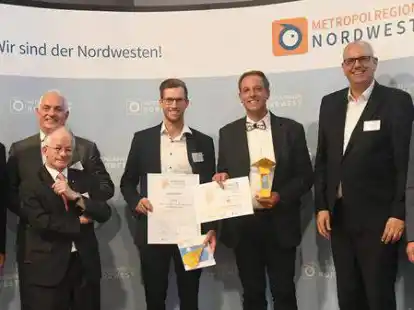 Prof. Dr. Carsten Fichter (5. von links) bei der Preisverleihung der Metropolregion Nordwest