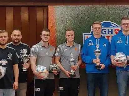 Schnappten sich beim eFootball-Kreispokal den zweiten Platz: Erik K&uuml;pker (in grau, links) und Fabian Koch vom SV Loy.