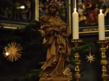 128 Stunden hat Bernd Fahrenhorst an der neuen Marienstatue f&uuml;r die St.-Martins-Kirche geschnitzt.