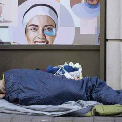 Ein Obdachloser schl&auml;ft auf seinem Lager im Frankfurter Bahnhofsviertel. W&auml;hrend der kalten Temperaturen gibt es noch immer Menschen, die keine Unterkunft haben.