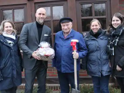 Verabschiedung eines Originals (von links): Ina Schuler (Leitung Bad Zwischenahner Touristik), Kurdirektor Dr. Norbert Hemken, G&auml;stef&uuml;hrer Herbert Wehmhoff, Denise D&ouml;rr und Anja Patschureck (beide Bad Zwischenahner Touristik).