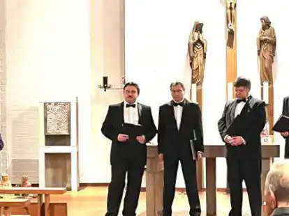 Ein Zeichen f&uuml;r V&ouml;lkerverst&auml;ndigung und Frieden sollte nach Angaben der Veranstalter das Konzert des russischen Chores sein. Begr&uuml;&szlig;t wurden die Besucher vom Sandkruger Helmut Hinrichs (links).