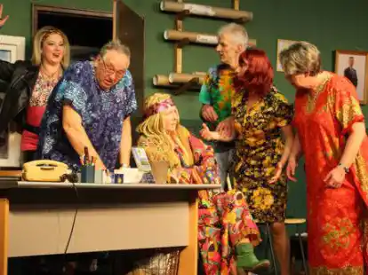 Bunt, schrill und witzig: In der neuen Kom&ouml;die der Abbuser Spoa&szlig;moaker geht&rsquo;s hoch her.