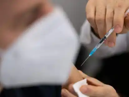 Ein Mann erh&auml;lt eine Impfung gegen das Corona-Virus. (Symbolbild)