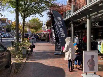 Keine freie Fahrt mehr durch den Ort: An der Stra&szlig;e &bdquo;In der Horst&ldquo; in Bad Zwischenahn wird an Sonntagen ab Mai 2023 probeweise f&uuml;r drei Monate eine punktuelle Sperrung eingerichtet. Das soll den Verkehr auf der &bdquo;Meile&ldquo; entlasten, wie hier an der Peterstra&szlig;e.