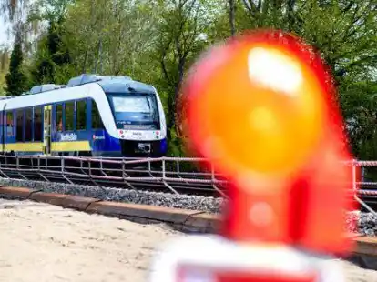 Ein Zug der Nordwest-Bahn passiert im Stadtgebiet von Oldenburg eine Baustellenabsperrung am Gleis der Bahnstrecke, die von Oldenburg nach Wilhelmshaven f&uuml;hrt (Symbolbild)