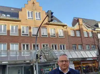 Die Fassade ist bereits saniert: Bernd Gr&ouml;ttrup vor dem Gesch&auml;ftshaus seiner Familie in der Neutorstra&szlig;e.