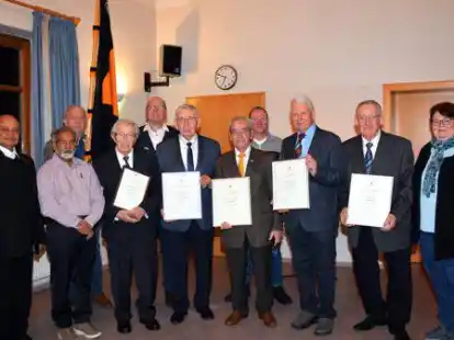 Ehrungen langj&auml;hriger Mitglieder standen im Mittelpunkt des Kolpinggedenktages der Kolpingfamilie Essen mit Pr&auml;ses Pater Dhaman und Nationalpr&auml;ses Fr. Mari Sosai (von links) sowie der Landesvorsitzenden Gaby Kuipers (rechts).