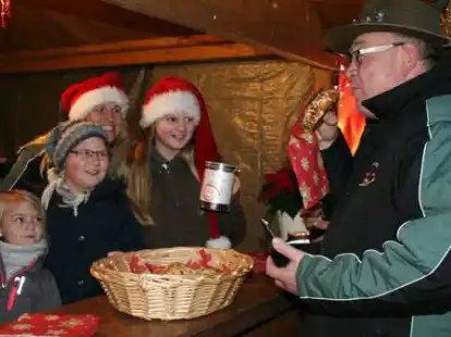 Zahlreiche St&auml;nde und Buden laden auf dem Weihnachtsmarkt in Neuland zum Verweilen ein.
