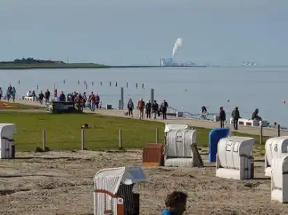 So kennt man die sommerliche Promenade in Norddeich: voller Urlaubsg&auml;ste.