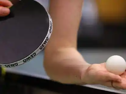 Volle Konzentration beim Aufschlag bei diesem Symbolbild: Der kann im Tischtennis &ndash; wie jetzt beim Kreispokal in der Turnhalle in Larrelt &ndash; sehr wichtig sein.