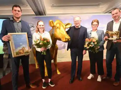 Stellvertretend f&uuml;r alle Gesellschafter nehmen sie die Goldene Olga von Ministerpr&auml;sident Stephan Weil (SPD, Mitte) entgegen: Stephan und Birte Westrup (von links), Kerstin und Ulrich Westrup.