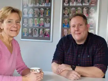 Die Koordinatoren des Hospizkreises Ganderkesee-Hude: Susanne Lebedinzew und Keven Eggers. Die Fotos im Hintergrund zeigen das Team der Ehrenamtlichen.