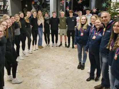 Die Wei&szlig;-Blauen Funken und die Jugendgarde haben dem Prinzenpaar und seinen Ehrendamen in der Aula der Oberschule Ausz&uuml;ge aus ihrem Programm vorgef&uuml;hrt.